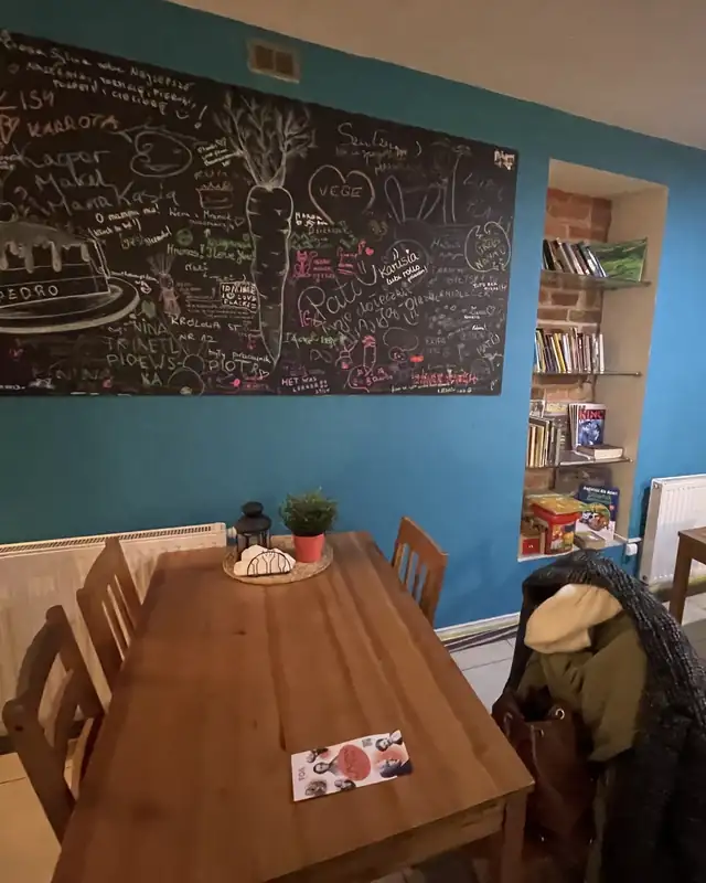 Sala z drewnianymi stołami